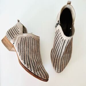 VINCE CAMUTO Tan Cream Suede Leather Zipper Zip Heel Ankle Boots Booties 8.5